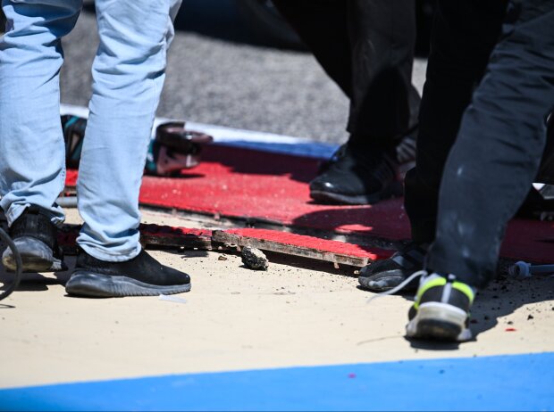 Titel-Bild zur News: Loser Kanaldeckel bei den Testfahrten der Formel 1 in Bahrain 2024