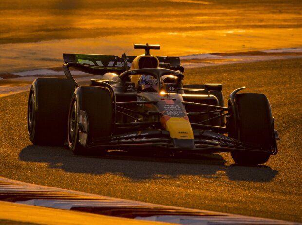 Titel-Bild zur News: Max Verstappen und der Red Bull RB20 glänzen bei den Formel-1-Wintertests 2024 in Bahrain