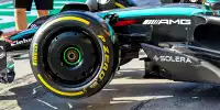 Pirelli-Medium-Reifen am Mercedes W15 von Lewis Hamilton bei den Formel-1-Wintertests 2024 in Bahrain