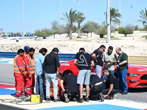 Arbeiten am losen Kanaldeckel bei den Formel-1-Testfahrten in Bahrain 2024 Titel-Bild zur News: Arbeiten am losen Kanaldeckel bei den Formel-1-Testfahrten in Bahrain 2024