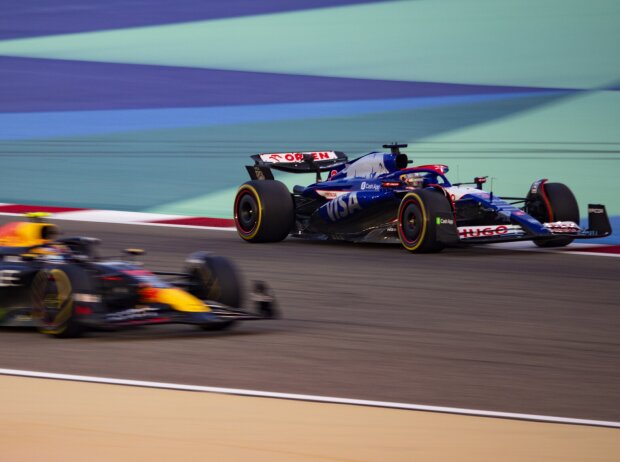 Titel-Bild zur News: Sergio Perez im Red Bull neben Daniel Ricciardo im Racing Bulls beim Formel-1-Test 2024 in Bahrain