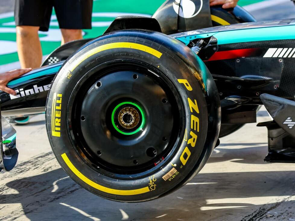 Pirelli-Medium-Reifen am Mercedes W15 von Lewis Hamilton bei den Formel-1-Wintertests 2024 in Bahrain