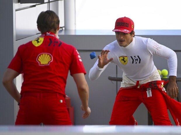 Ferrari-Fahrer Carlos Sainz beim Training mit Rupert Manwaring
