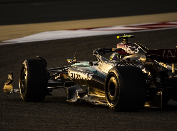 Titel-Bild zur News: Lewis Hamilton (Mercedes W15) bei den Formel-1-Testfahrten in Bahrain 2024
