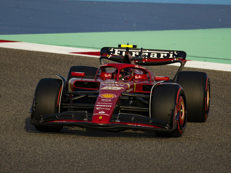 Carlos Sainz (Ferrari SF-24) bei den Formel-1-Testfahrten in Bahrain 2024