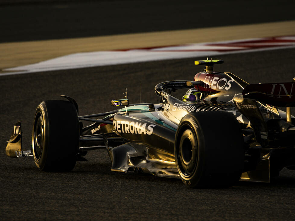 Lewis Hamilton (Mercedes W15) bei den Formel-1-Testfahrten in Bahrain 2024
