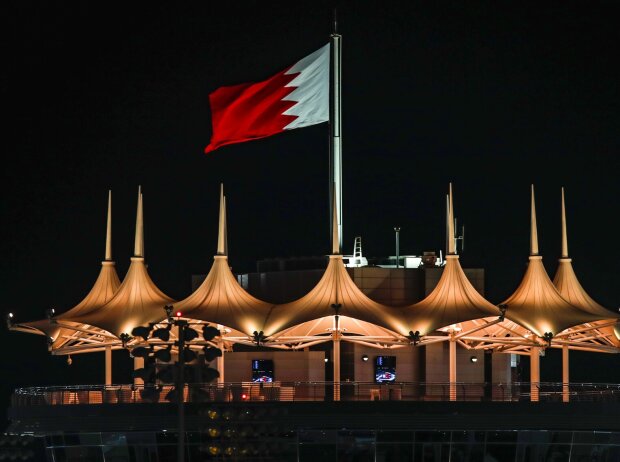 Titel-Bild zur News: Blick ins Formel-1-Fahrerlager beim Grand Prix von Bahrain mit Staatsflagge