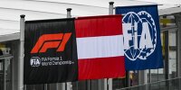 Die österreichische Nationalflagge zwischen Fahnen von Formel 1 und FIA