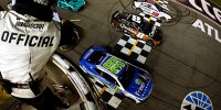 NASCAR Atlanta: Three-Wide-Fotofinish mit Daniel Suarez als Sieger!