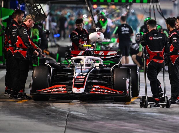Titel-Bild zur News: Nico Hülkenberg beim Boxenstopp mit den Haas-Mechanikern beim Formel-1-Test 2024 in Bahrain