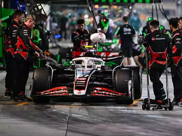 Nico Hülkenberg beim Boxenstopp mit den Haas-Mechanikern beim Formel-1-Test 2024 in Bahrain Titel-Bild zur News: Nico Hülkenberg beim Boxenstopp mit den Haas-Mechanikern beim Formel-1-Test 2024 in Bahrain