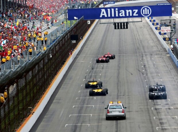 Startphase beim Formel-1-Rennen in Indianapolis 2005 mit nur sechs Autos Startphase beim Formel-1-Rennen in Indianapolis 2005 mit nur sechs Autos