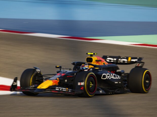 Titel-Bild zur News: Sergio Perez (Red Bull RB20) bei den Formel-1-Testfahrten in Bahrain 2024