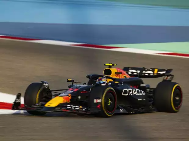 Sergio Perez (Red Bull RB20) bei den Formel-1-Testfahrten in Bahrain 2024 Titel-Bild zur News: Sergio Perez (Red Bull RB20) bei den Formel-1-Testfahrten in Bahrain 2024