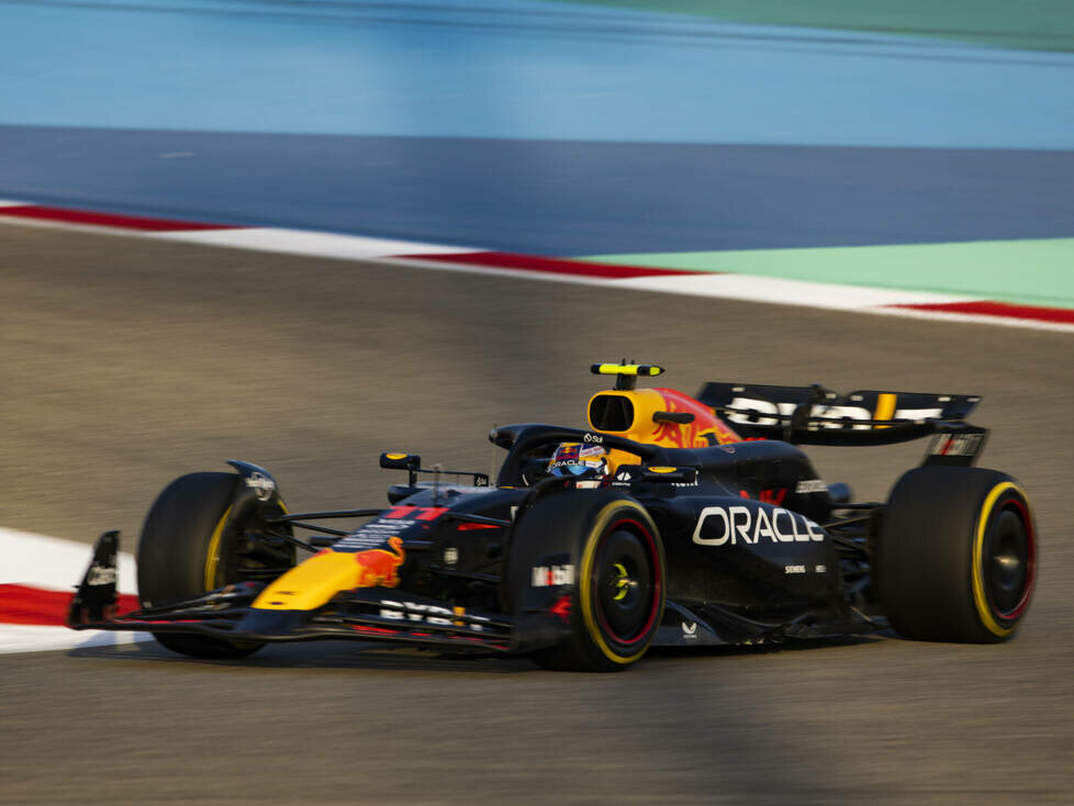 Sergio Perez (Red Bull RB20) bei den Formel-1-Testfahrten in Bahrain 2024