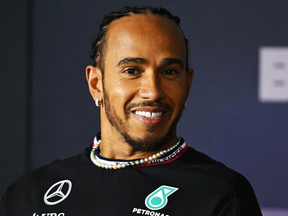Mercedes-Fahrer Lewis Hamilton bei der Formel-1-Pressekonferenz in Bahrain 2024