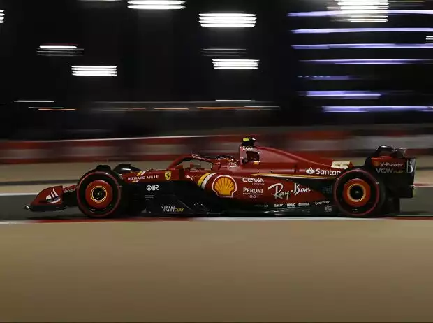 Carlos Sainz (Ferrari SF-24) beim Formel-1-Rennen in Bahrain 2024 Titel-Bild zur News: Carlos Sainz (Ferrari SF-24) beim Formel-1-Rennen in Bahrain 2024