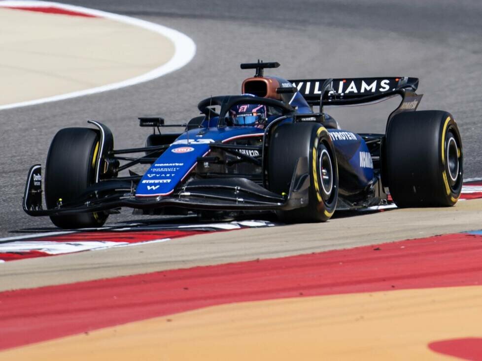 Alexander Albon im Williams FW46 beim Formel-1-Test 2024 in Bahrain