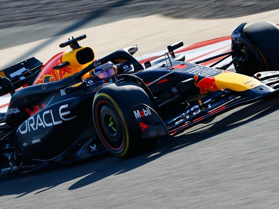 Max Verstappen im Red Bull RB20 beim Formel-1-Training in Bahrain 2024