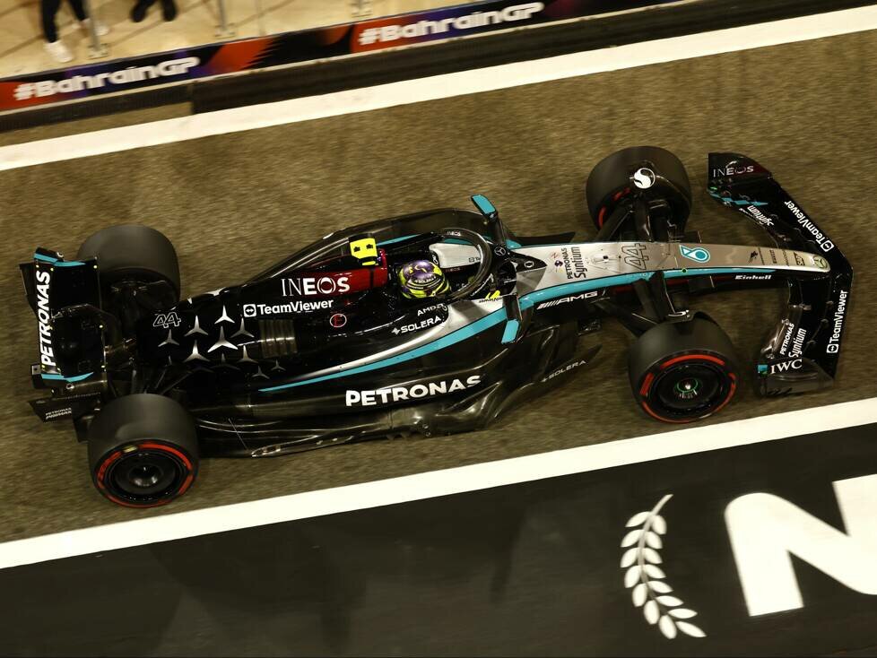 Lewis Hamilton im Mercedes W15 beim Formel-1-Auftakt 2024 in Bahrain