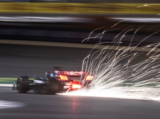 George Russell im Mercedes W15 mit Funkenflug beim Formel-1-Training in Bahrain 2024 George Russell im Mercedes W15 mit Funkenflug beim Formel-1-Training in Bahrain 2024