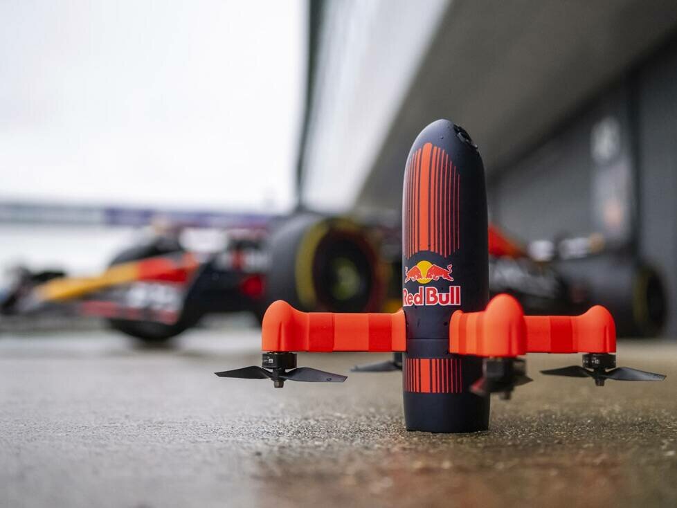 Die Red-Bull-Drohne RBD1 vor dem Formel-1-Auto