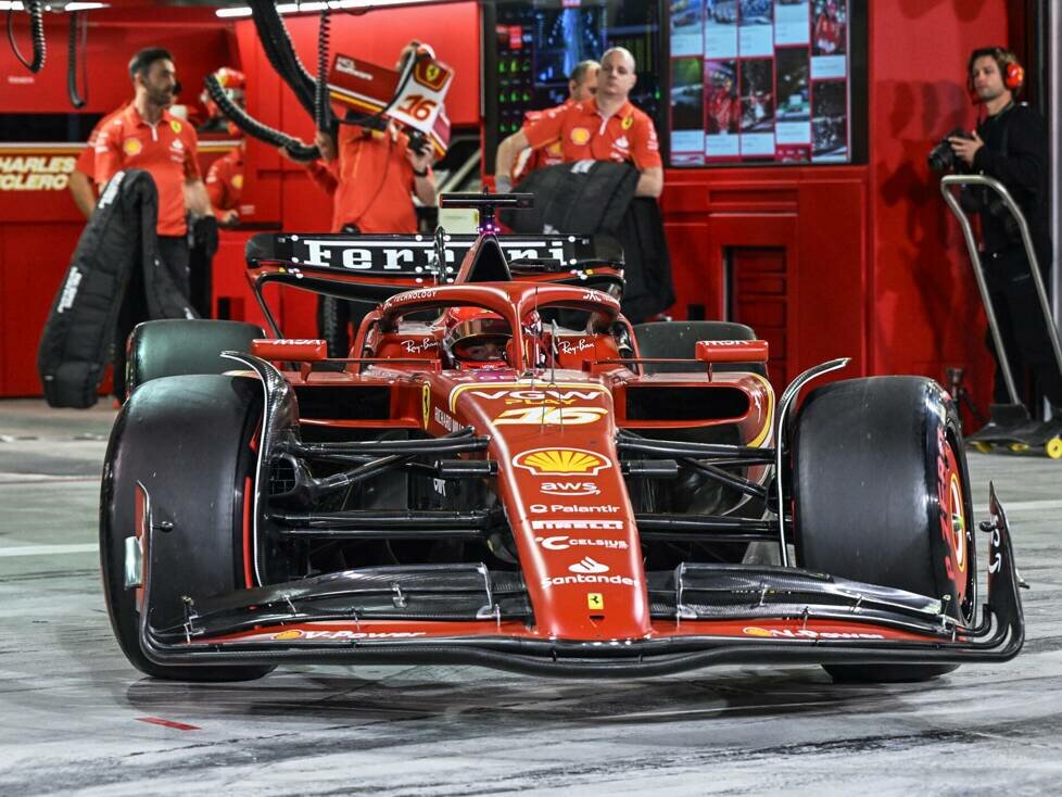 Charles Leclerc im Ferrari SF-24 beim Verlassen der Box in Bahrain 2024