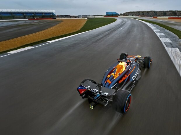 Max Verstappen im Red Bull RB20 in Silverstone, gefilmt von der RBD1-Drohne