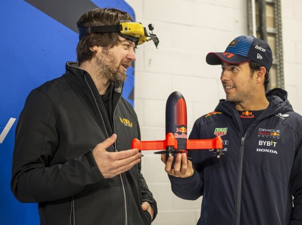 Drohnen-Pilot Ralph Hogenbirk mit Formel-1-Fahrer Sergio Perez