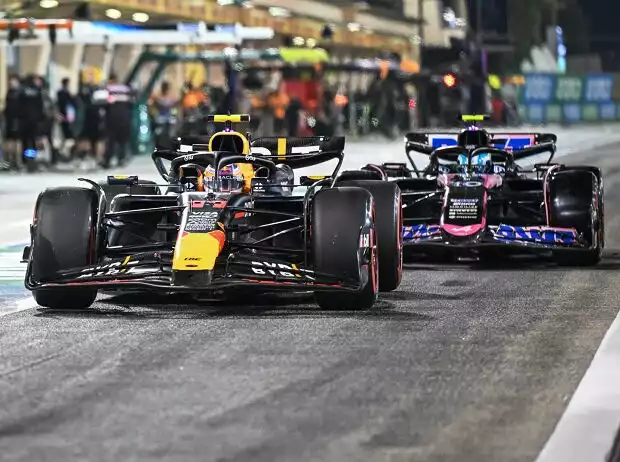 Sergio Perez im Red Bull RB20 vor Pierre Gasly im Alpine A524 in der Boxengasse in Bahrain 2024 Titel-Bild zur News: Sergio Perez im Red Bull RB20 vor Pierre Gasly im Alpine A524 in der Boxengasse in Bahrain 2024