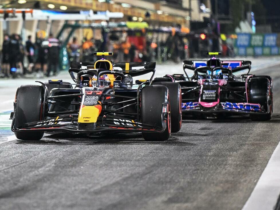 Sergio Perez im Red Bull RB20 vor Pierre Gasly im Alpine A524 in der Boxengasse in Bahrain 2024