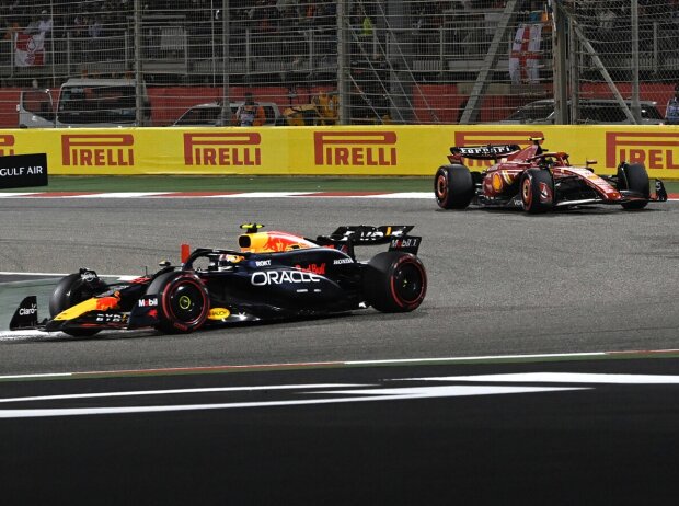 Titel-Bild zur News: Sergio Perez im Red Bull RB20 vor den beiden Ferrari-Fahrern beim Formel-1-Auftakt 2024 in Bahrain
