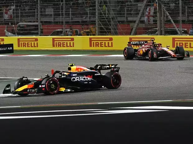 Titel-Bild zur News: Sergio Perez im Red Bull RB20 vor den beiden Ferrari-Fahrern beim Formel-1-Auftakt 2024 in Bahrain