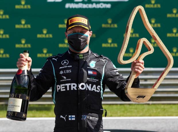 Titel-Bild zur News: Valtteri Bottas nach seinem Sieg beim Formel-1-Auftakt 2020 in Österreich