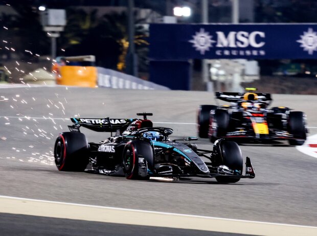 George Russell im Mercedes W15 vor Sergio Perez im Red Bull RB20 beim Formel-1-Auftakt 2024 in Bahrain