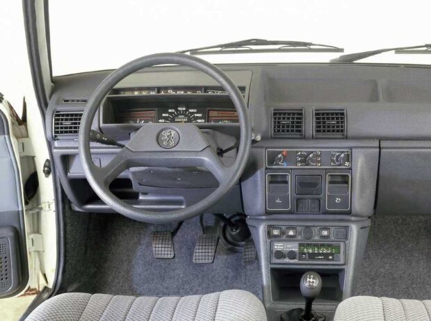 Cockpit des Peugeot 305