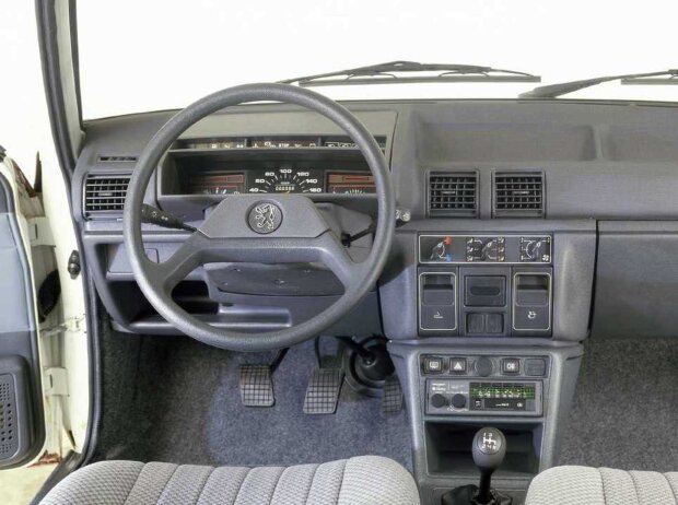 Cockpit des Peugeot 305 Cockpit des Peugeot 305