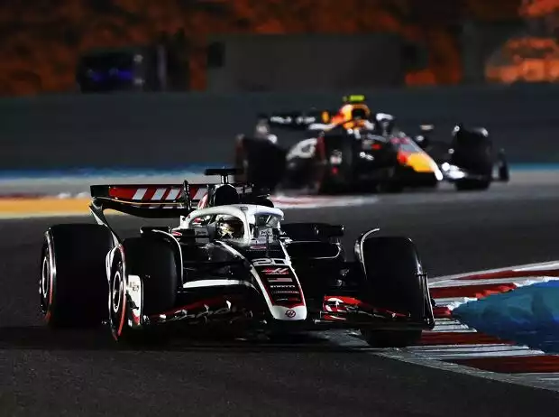 Kevin Magnussen im Haas VF-24 beim Formel-1-Training in Bahrain 2024 Titel-Bild zur News: Kevin Magnussen im Haas VF-24 beim Formel-1-Training in Bahrain 2024