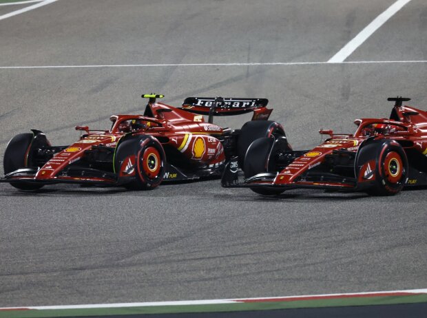 Titel-Bild zur News: Carlos Sainz im Duell mit Ferrari-Teamkollege Charles Leclerc beim Formel-1-Auftakt 2024 in Bahrain