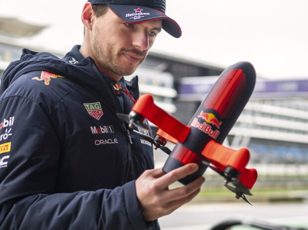 Titel-Bild zur News: Formel-1-Weltmeister Max Verstappen mit der Red-Bull-Drohne RBD1