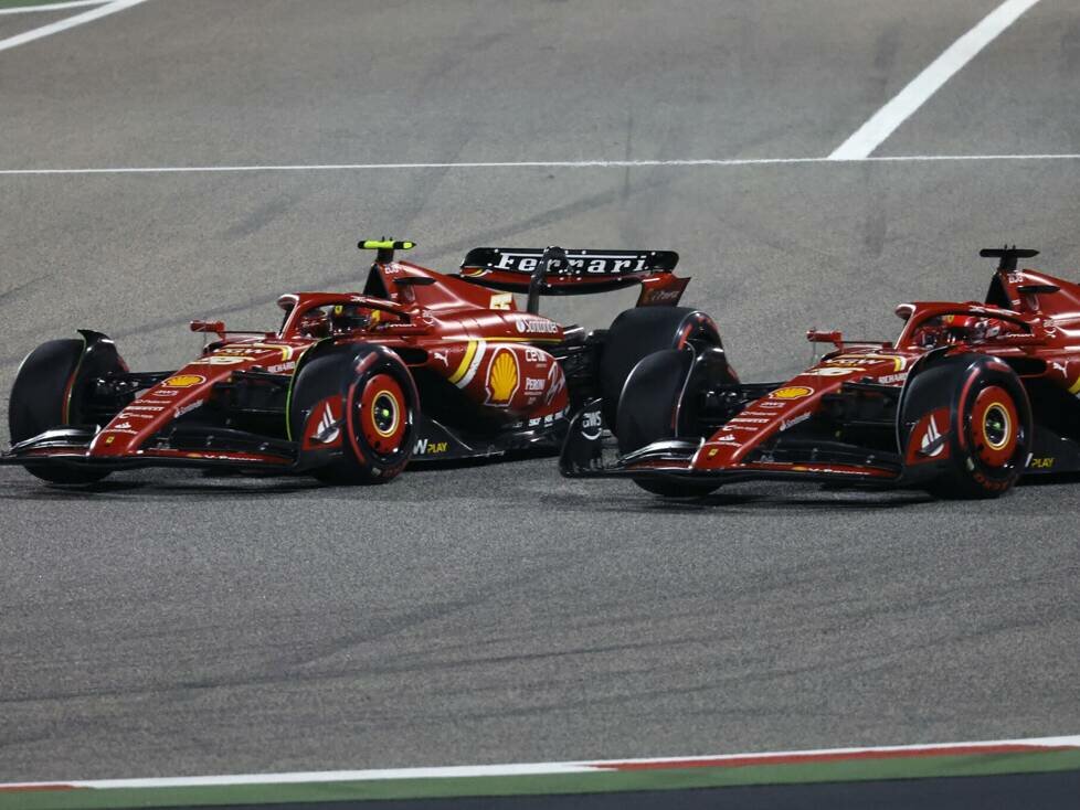 Carlos Sainz im Duell mit Ferrari-Teamkollege Charles Leclerc beim Formel-1-Auftakt 2024 in Bahrain