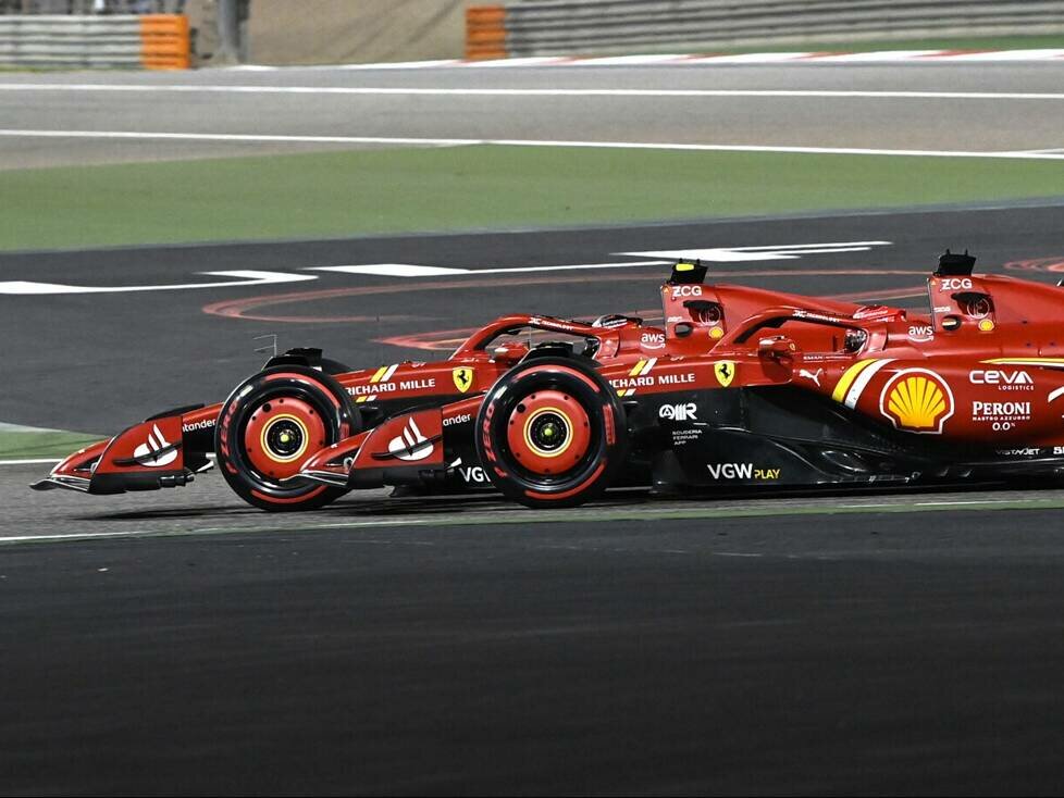 Die Ferrari-Fahrer Carlos Sainz und Charles Leclerc im Duell beim Formel-1-Auftakt 2024 in Bahrain