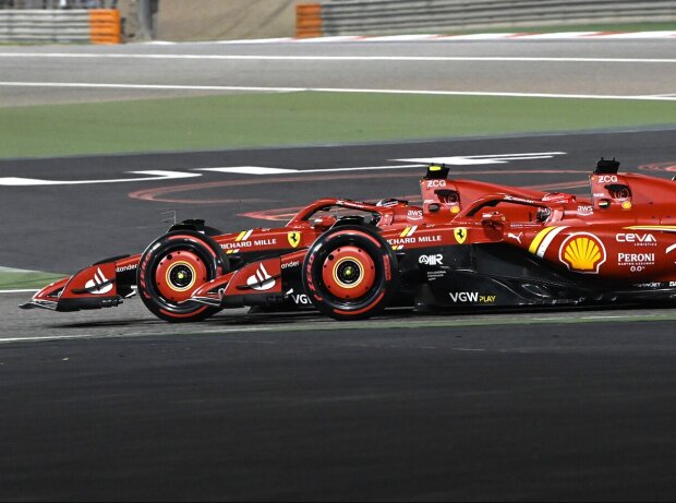 Die Ferrari-Fahrer Carlos Sainz und Charles Leclerc im Duell beim Formel-1-Auftakt 2024 in Bahrain