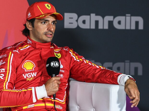 Carlos Sainz in der Pressekonferenz nach dem Formel-1-Auftakt in Bahrain 2024