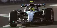 Lewis Hamilton im Mercedes W15 in den schnellen Formel-1-Schikanen in Dschidda 2024