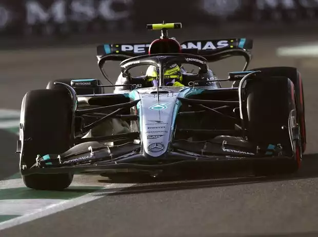 Lewis Hamilton im Mercedes W15 in den schnellen Formel-1-Schikanen in Dschidda 2024 Titel-Bild zur News: Lewis Hamilton im Mercedes W15 in den schnellen Formel-1-Schikanen in Dschidda 2024