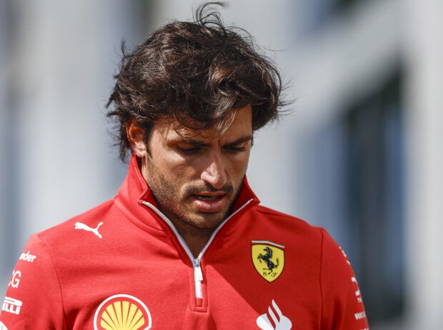 Titel-Bild zur News: Carlos Sainz (Ferrari) vor dem Formwl-1-Rennen in Saudi-Arabien 2024