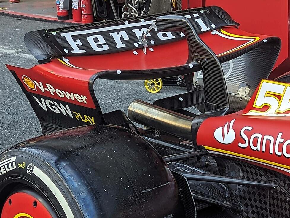 Heckflügel des Ferrari SF-24 beim Formel-1-Rennen in Saudi-Arabien 2024