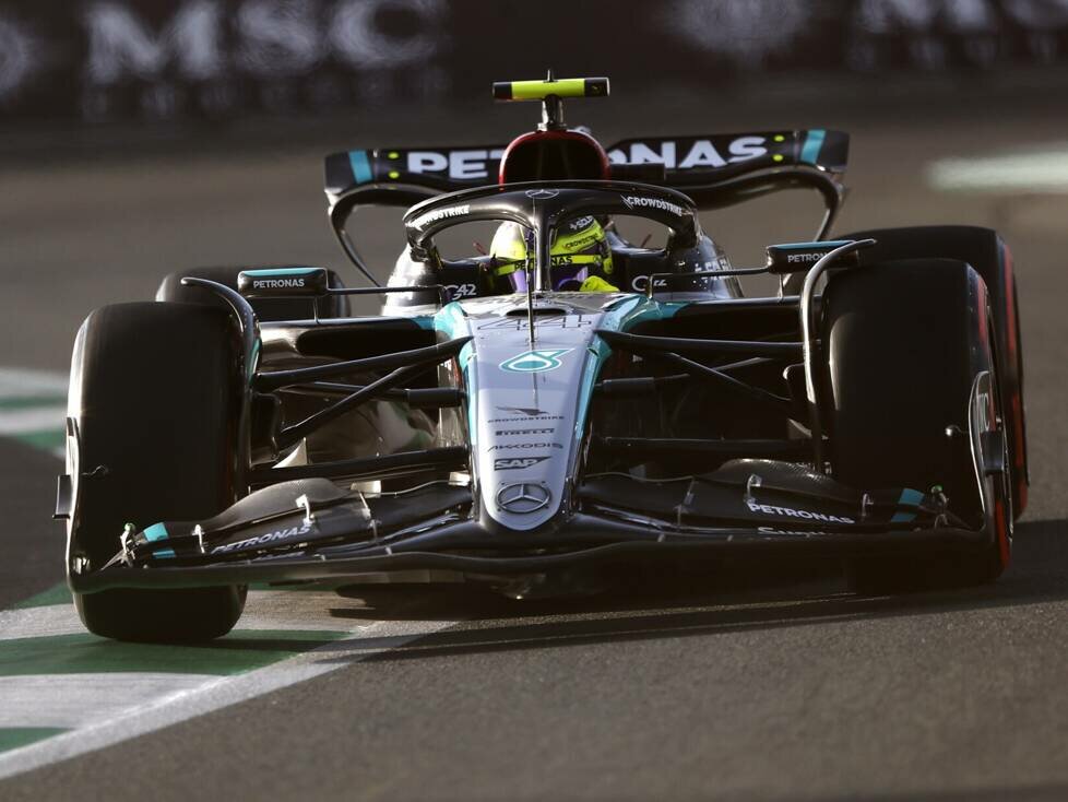 Lewis Hamilton im Mercedes W15 in den schnellen Formel-1-Schikanen in Dschidda 2024