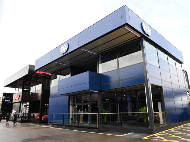 Motorhomes von Liberty Media und FIA im Formel-1-Paddock Motorhomes von Liberty Media und FIA im Formel-1-Paddock